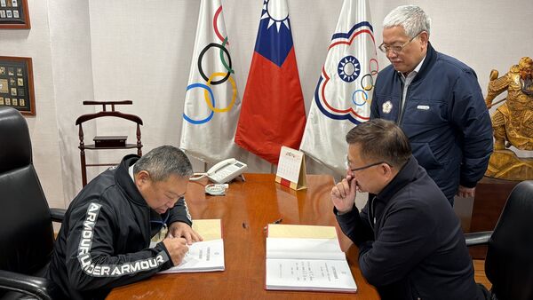 ▲中華奧會新、舊任主席於31日於奧會辦公室完成職務交接，林鴻道主席將中華奧會主席一職，交付予新任主席蔡家福。（圖／中華奧會提供）