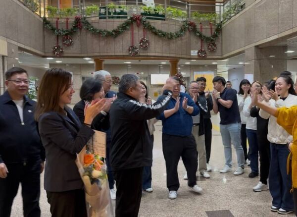 ▲中華奧會新、舊任主席於31日於奧會辦公室完成職務交接，林鴻道主席將中華奧會主席一職，交付予新任主席蔡家福。（圖／中華奧會提供）