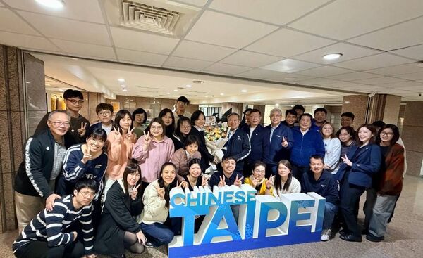 ▲中華奧會新、舊任主席於31日於奧會辦公室完成職務交接。（圖／中華奧會提供）