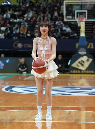 ▲PS女孩峮峮受邀開球嘉賓，這次她用罰球線用投籃的方式開球，球也漂亮空心入網。（圖／TPBL提供）