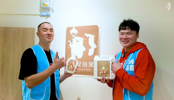 ▲陳冠全生日走進長安浴寓攜手孫思堯與街友手作洗衣精。（圖／臺北台新戰神提供）