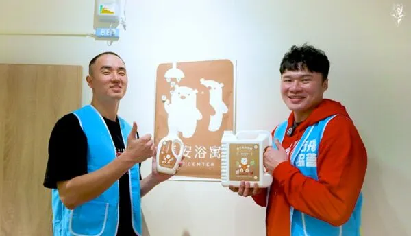 ▲陳冠全生日走進長安浴寓攜手孫思堯與街友手作洗衣精。（圖／臺北台新戰神提供）