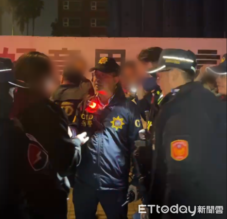 ▲台南好YOUNG跨年晚會31晚吸引廣大人潮，鄭姓網紅又再次現身滋擾，所幸維安警力立即介入，穩定現場秩序。（圖／記者林東良翻攝，下同）