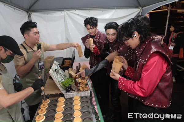 ▲台南好YOUNG跨年晚會31日晚間登場，永華市政中心西側廣場湧入近25萬人次，氣氛嗨翻。（記者林東良翻攝，下同）