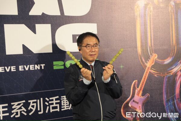 ▲台南好YOUNG跨年晚會31日晚間登場，永華市政中心西側廣場湧入近25萬人次，氣氛嗨翻。（記者林東良翻攝，下同）