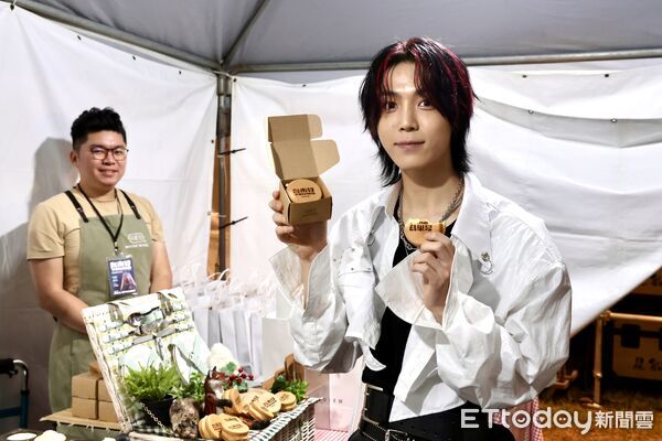 ▲台南好YOUNG跨年晚會31日晚間登場，永華市政中心西側廣場湧入近25萬人次，氣氛嗨翻。（記者林東良翻攝，下同）