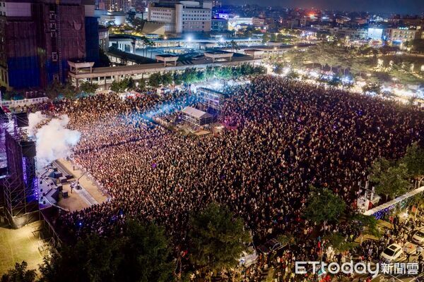 ▲台南好YOUNG跨年晚會31日晚間登場，永華市政中心西側廣場湧入近25萬人次，氣氛嗨翻。（記者林東良翻攝，下同）