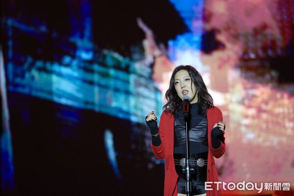 ▲台南好YOUNG跨年晚會31日晚間登場，永華市政中心西側廣場湧入近25萬人次，氣氛嗨翻。（記者林東良翻攝，下同）