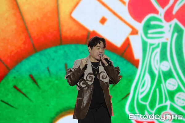 ▲台南好YOUNG跨年晚會31日晚間登場，永華市政中心西側廣場湧入近25萬人次，氣氛嗨翻。（記者林東良翻攝，下同）