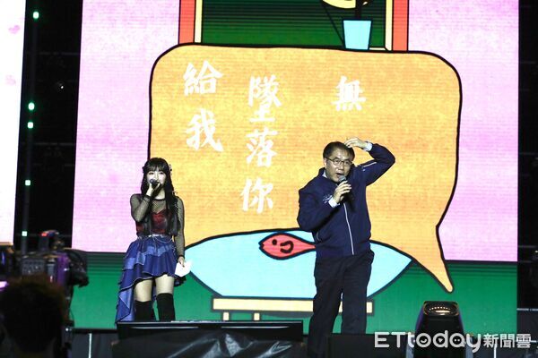 ▲台南好YOUNG跨年晚會31日晚間登場，永華市政中心西側廣場湧入近25萬人次，氣氛嗨翻。（記者林東良翻攝，下同）