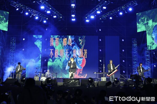 ▲台南好YOUNG跨年晚會31日晚間登場，永華市政中心西側廣場湧入近25萬人次，氣氛嗨翻。（記者林東良翻攝，下同）