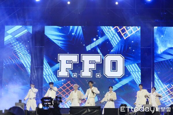 ▲台南好YOUNG跨年晚會31日晚間登場，永華市政中心西側廣場湧入近25萬人次，氣氛嗨翻。（記者林東良翻攝，下同）