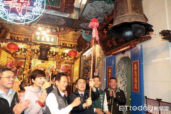 ▲迎接2026年，台南市近百處宗教場域同步敲鐘祈福，形成府城獨有的跨年夜風景。（記者林東良翻攝，下同）