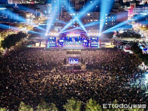 ▲「2026台南好YOUNG」跨年晚會吸引30萬人次湧入永華市政中心西側廣場，創下歷年新高。（記者林東良翻攝，下同）