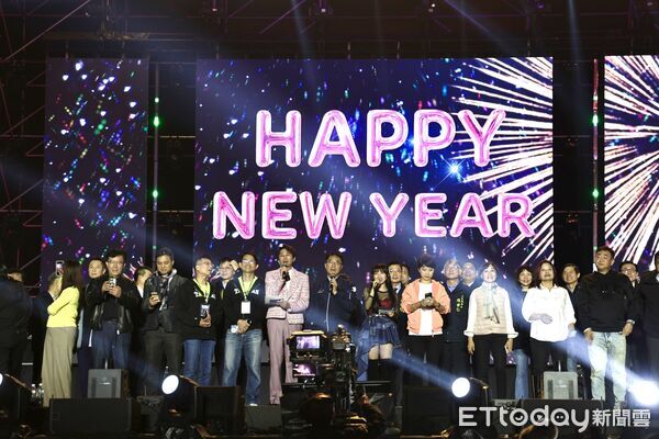 ▲「2026台南好YOUNG」跨年晚會吸引30萬人次湧入永華市政中心西側廣場，創下歷年新高。（記者林東良翻攝，下同）