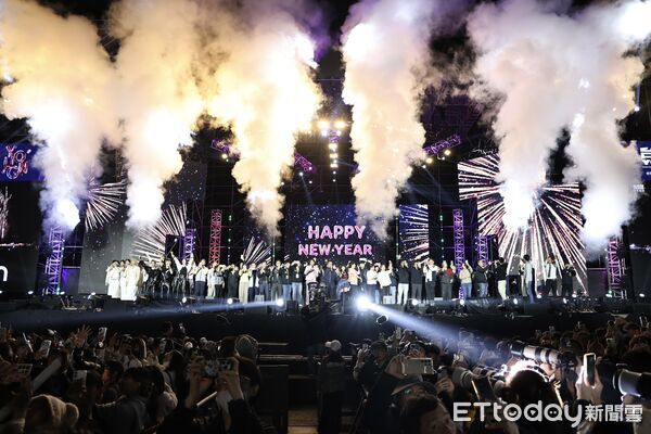 ▲「2026台南好YOUNG」跨年晚會吸引30萬人次湧入永華市政中心西側廣場，創下歷年新高。（記者林東良翻攝，下同）