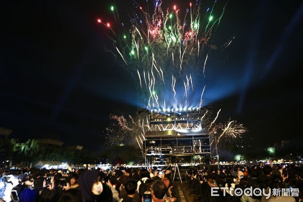 ▲「2026台南好YOUNG」跨年晚會吸引30萬人次湧入永華市政中心西側廣場，創下歷年新高。（記者林東良翻攝，下同）