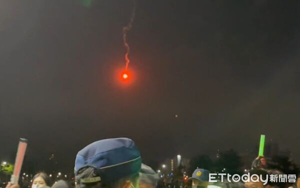▲高雄跨年夜不平靜，晚會現場有人發射信號彈             。（圖／記者吳世龍攝）