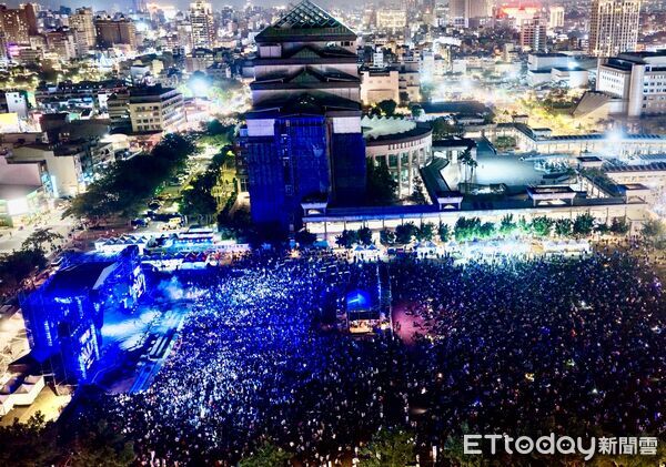 ▲「2026台南好Young」跨年晚會散場後，清潔人力於凌晨2點完成主場地市容復原，展現高效率。（記者林東良翻攝，下同）