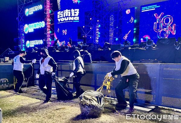 ▲「2026台南好Young」跨年晚會散場後，清潔人力於凌晨2點完成主場地市容復原，展現高效率。（記者林東良翻攝，下同）