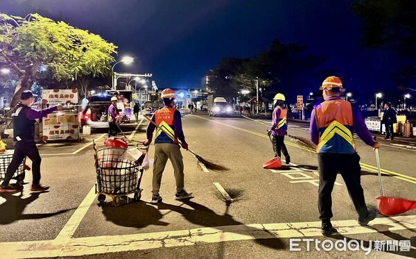 ▲「2026台南好Young」跨年晚會散場後，清潔人力於凌晨2點完成主場地市容復原，展現高效率。（記者林東良翻攝，下同）