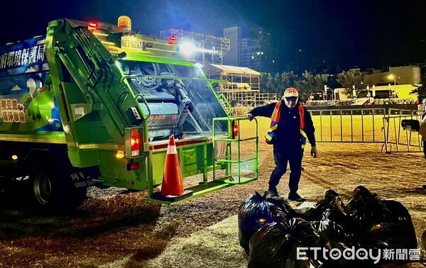 ▲「2026台南好Young」跨年晚會散場後，清潔人力於凌晨2點完成主場地市容復原，展現高效率。（記者林東良翻攝，下同）