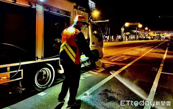 ▲「2026台南好Young」跨年晚會散場後，清潔人力於凌晨2點完成主場地市容復原，展現高效率。（記者林東良翻攝，下同）