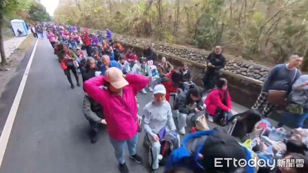 ▲▼            南投紫南宮發放馬年錢母，頭香早在14天前就到現場排隊。（圖／記者高堂堯翻攝，下同）