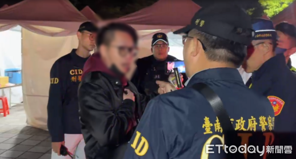 ▲警方於跨年晚會現場即時介入處置滋擾行為，迅速穩定秩序，未釀公共安全事件。（圖／記者林東良翻攝，下同）