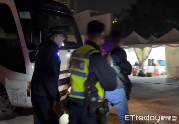 ▲警方於跨年晚會現場即時介入處置滋擾行為，迅速穩定秩序，未釀公共安全事件。（圖／記者林東良翻攝，下同）