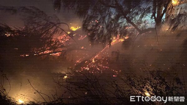 ▲▼ 金門歐厝海邊大火延燒約5600平方公尺。(圖／金門縣消防局提供)