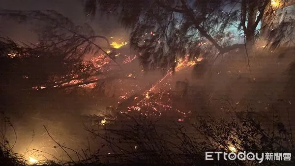 ▲▼ 金門歐厝海邊大火延燒約5600平方公尺。(圖／金門縣消防局提供)