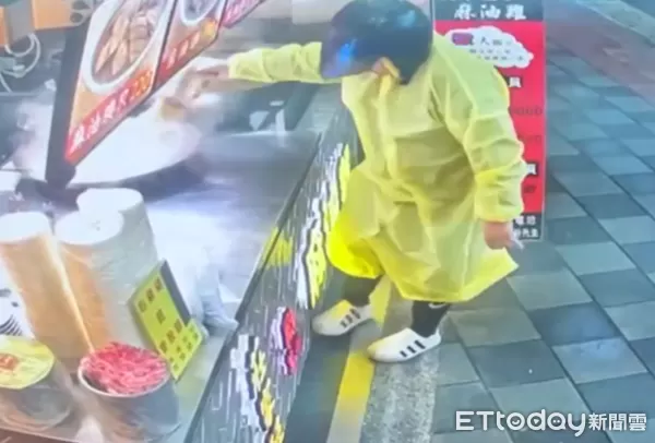 ▲連鎖麻油雞店10間門市遭人潑灑不明粉末，警方逮捕3名男子深入追查中。（圖／記者陸運陞翻攝）