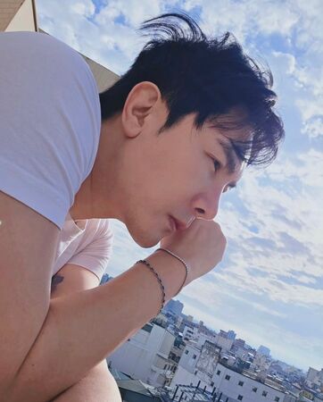 ▲謝佳見只穿內褲自拍「下面一大包」。（圖／翻攝自Instagram／_________mv_______）