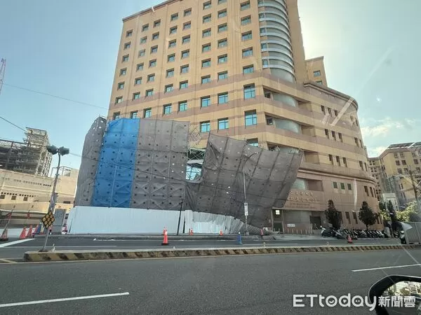 ▲▼台中榮總施工大樓圍離鷹架倒塌。（圖／民眾提供）