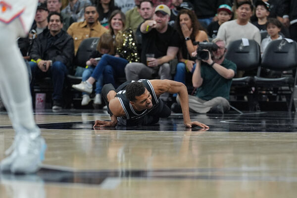 ▲聖安東尼奧馬刺當家球星溫班亞瑪（Victor Wembanyama）於第四節初期意外受傷離場。（圖／路透）