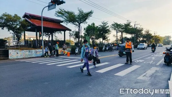 ▲台南市警局自1月2日起恢復交通助理員違停稽查，鎖定併排、路口10公尺及人行道違停。（記者林東良翻攝，下同）