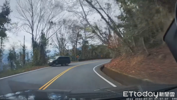 ▲▼             仁愛鄉台14甲線15.6公里處自小客衝落山坡。（圖／Threads@mack0923授權使用）