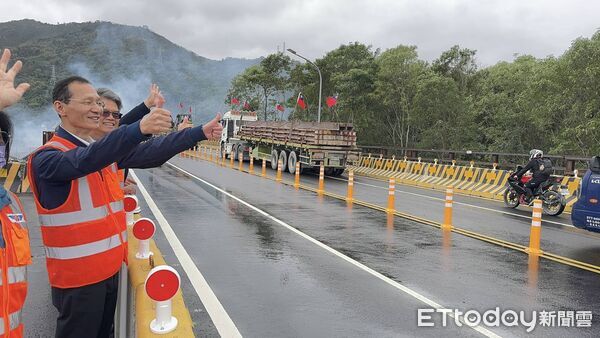 ▲▼馬太鞍溪鋼便橋自114年10月18日開工後已於1月1日早上10時正式通車。（圖／公路局提供，下同）