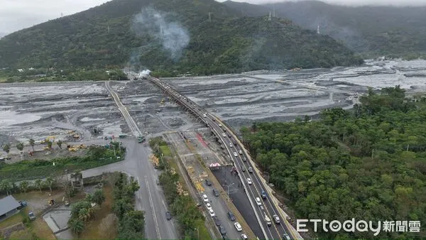 ▲▼馬太鞍溪鋼便橋自114年10月18日開工後已於1月1日早上10時正式通車。（圖／公路局提供，下同）