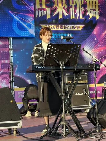 ▲王瞳所屬的「霸氣樂團」到雲林參加跨年晚會。（圖／民視提供）