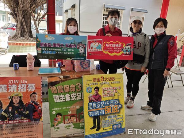 ▲柳營代天院元旦祈福健走活動熱鬧登場，消防人員設攤宣導防火防災觀念。（記者林東良翻攝，下同）