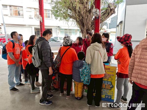 ▲柳營代天院元旦祈福健走活動熱鬧登場，消防人員設攤宣導防火防災觀念。（記者林東良翻攝，下同）