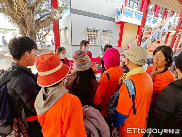 ▲柳營代天院元旦祈福健走活動熱鬧登場，消防人員設攤宣導防火防災觀念。（記者林東良翻攝，下同）