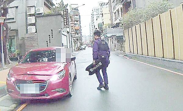 ▲桃園警方昨天中午巡邏時，發現一輛自小客紅線違停且車頭有明顯肇事撞擊痕跡，警員上前盤查。（圖／桃園警方提供）