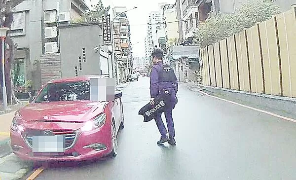 ▲桃園警方昨天中午巡邏時，發現一輛自小客紅線違停且車頭有明顯肇事撞擊痕跡，警員上前盤查。（圖／桃園警方提供）