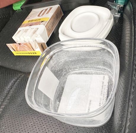 ▲桃園警方昨天中午巡邏時，發現一輛自小客紅線違停，警員盤查時還查出車內有不明白色粉末殘渣。（圖／桃園警方提供）