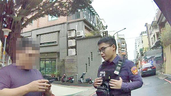 ▲桃園警方昨天中午巡邏時，發現一輛自小客紅線違停且車頭有明顯肇事撞擊痕跡，警員實施酒測，酒測值超標。（圖／桃園警方提供）