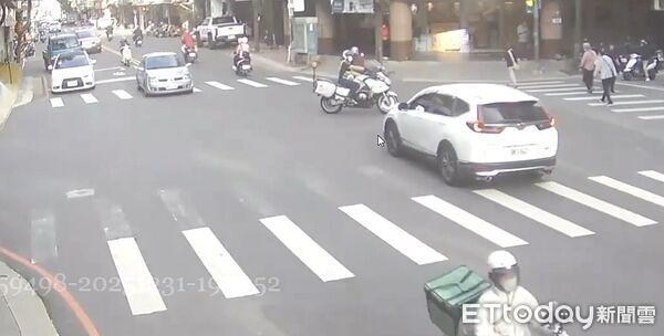 ▲許姓警員未禮讓直行車，理論時怒嗆非帝王條款惹毛民眾。（圖／記者陸運陞翻攝）