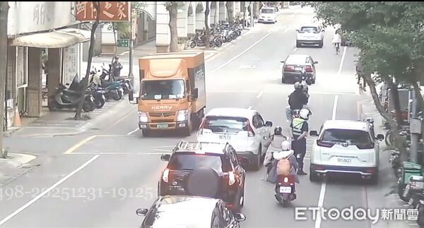 ▲許姓警員未禮讓直行車，理論時怒嗆非帝王條款惹毛民眾。（圖／記者陸運陞翻攝）